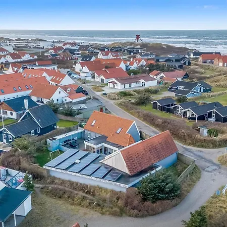 Large With Pool And In The Middle Of Town, Close To The North Sea בית נופש *