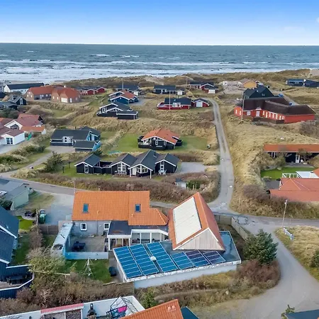 Large With Pool And In The Middle Of Town, Close To The North Sea, Holiday home *