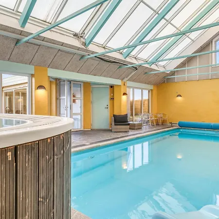 Holiday home Large With Pool And In The Middle Of Town, Close To The North Sea, *