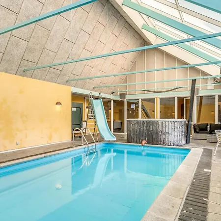 Large With Pool And In The Middle Of Town, Close To The North Sea בית נופש