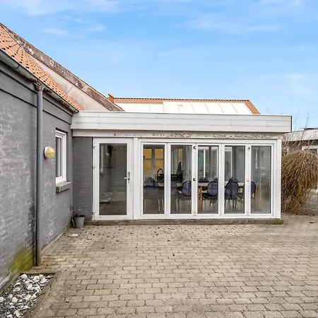 Large With Pool And In The Middle Of Town, Close To The North Sea, Holiday home