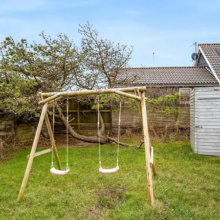Large With Pool And In The Middle Of Town, Close To The North Sea, Holiday home *