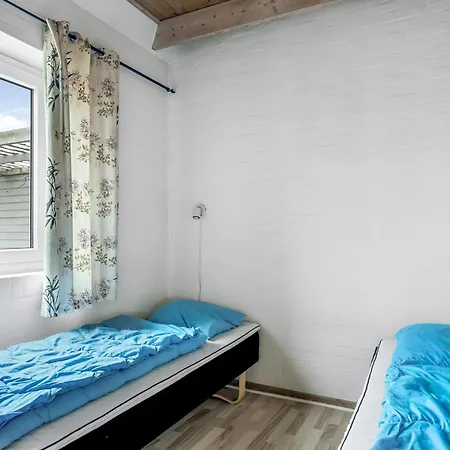 Large With Pool And In The Middle Of Town, Close To The North Sea בית נופש