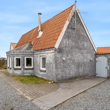 Large With Pool And In The Middle Of Town, Close To The North Sea, Holiday home *