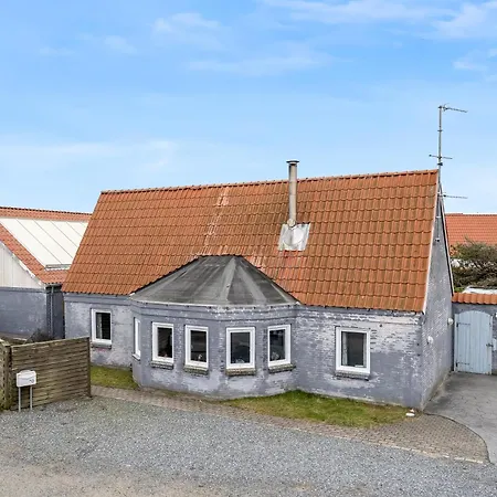 Large With Pool And In The Middle Of Town, Close To The North Sea Casa vacanze Blokhus