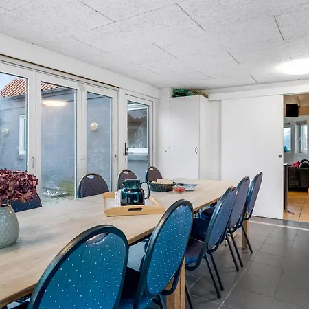 Large With Pool And In The Middle Of Town, Close To The North Sea בית נופש