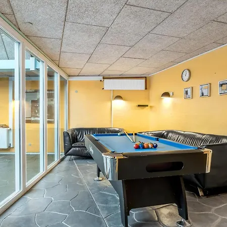 Large With Pool And In The Middle Of Town, Close To The North Sea בית נופש